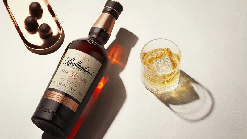 Pha chế Ballantine’s với đá