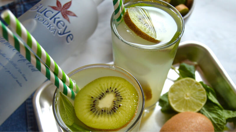 Rượu Vodka pha với trái Kiwi