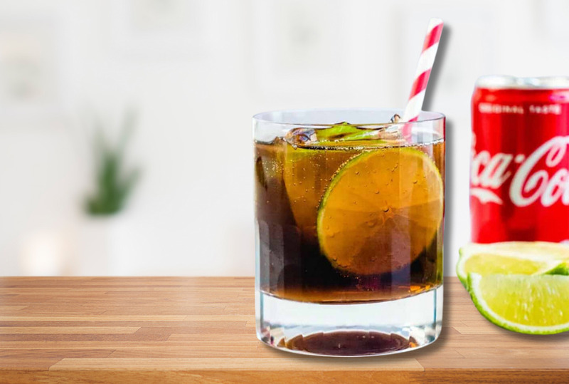 Rượu Whisky pha với Coca có đá