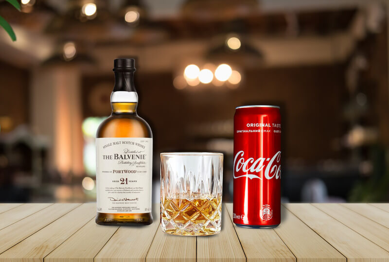 Rượu Whisky pha với Coca không đá