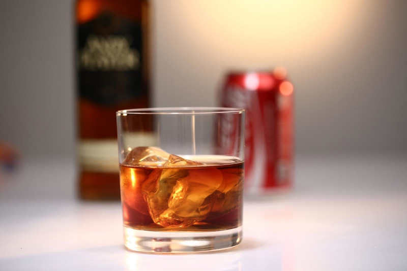 Rượu Whisky với Coca theo công thức chuẩn Mỹ