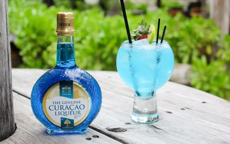 Cách làm Cocktail Blue Lagoon màu xanh ngon đơn giản 1 Cach lam Cocktail Blue Lagoon