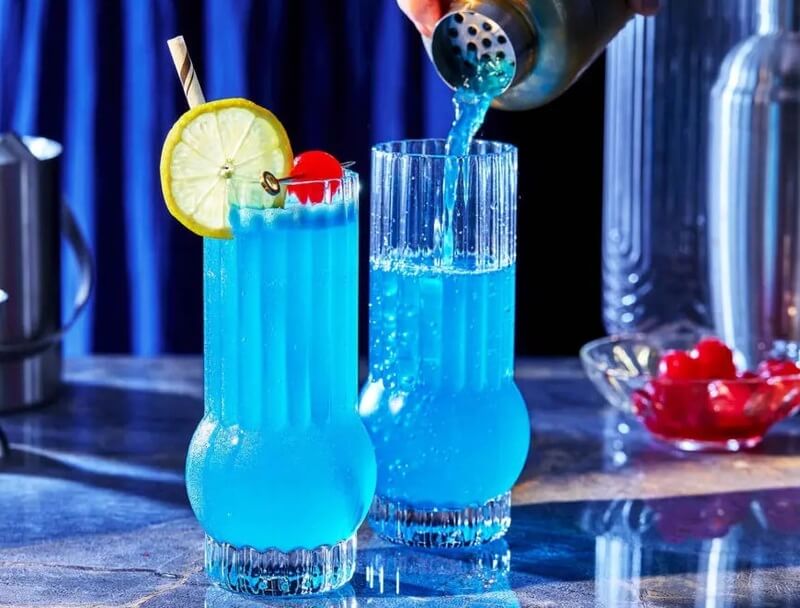 Cách làm Cocktail Blue Lagoon màu xanh ngon đơn giản 4 Cach lam Cocktail Blue Lagoon 4