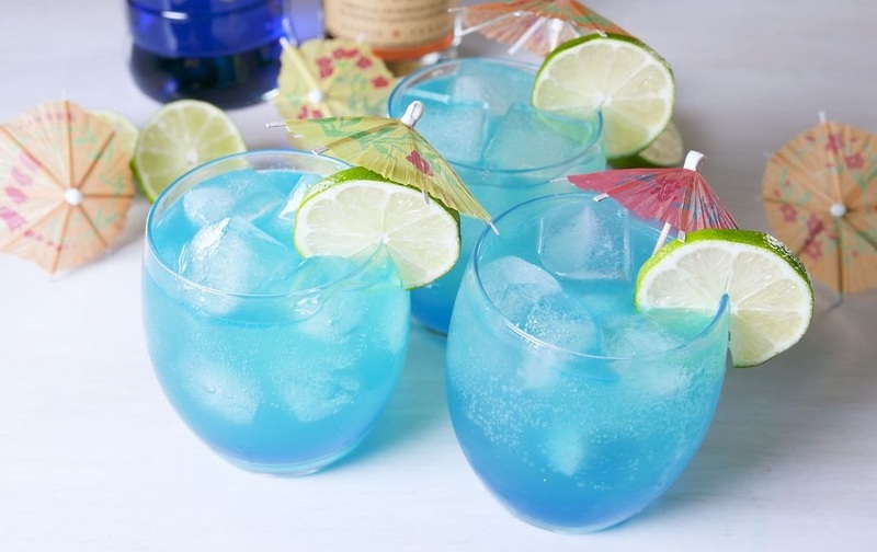 Cách làm Cocktail Blue Lagoon màu xanh ngon đơn giản 5 Cach lam Cocktail Blue Lagoon 5