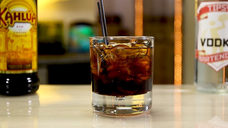 9 Cách pha rượu Vodka với nước ngọt ngon và dễ làm 6 Rượu Vodka pha với nước Coca