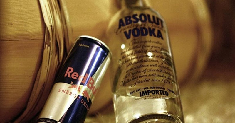 9 Cách pha rượu Vodka với nước ngọt ngon và dễ làm 4 Pha rượu Vodka với nước ngọt Redbull